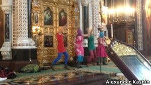 У Москві феміністки влаштували   панк-молебень   у храмі Христа Спасителя