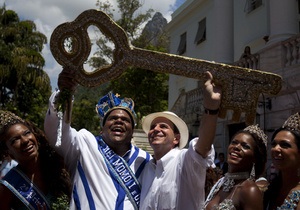 Мер Ріо-де-Жанейро вручив ключі від міста господареві карнавалу