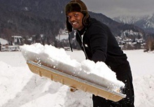Чисора готовится к бою с Кличко, катаясь на санках и убирая снег