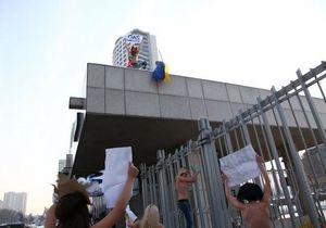 Активістки FEMEN пікетували штаб-квартиру Газпрому в Москві
