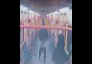 У київському метро чоловік намагався зґвалтувати дівчину