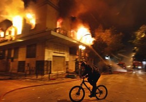 Греки підраховують збитки від заворушень: в Афінах горять магазини і кафе
