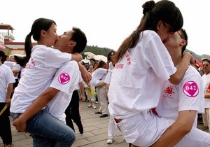 Губи на замку: у Паттаї намагаються встановити новий світовий рекорд безперервного поцілунку