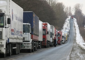 На кордоні України з Молдовою та Румунією призупинено рух вантажного транспорту