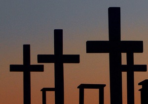 У Сумській області пенсіонер обігрівав будинок вкраденими із кладовища хрестами