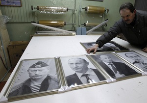 Фотогалерея: З Путіна по нитці. Під Пітером шиють гобеленові портрети прем єра Росії