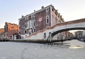Європа замерзає: Венеціанські канали вперше за 80 років взялися кригою