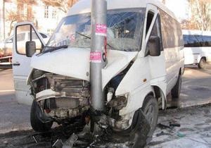 У Севастополі маршрутка врізалася в стовп: постраждало 10 пасажирів