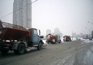 До прибирання снігу у Києві залучена вся комунальна техніка