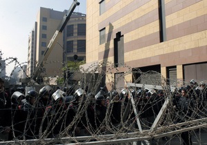 У Каїрі поліція зупинила зіткнення біля будівлі МВС. Демонстранти відступили до Тахріра