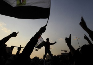 У центрі Каїра збирається багатотисячна демонстрація. Поліція захищає будівлю МВС