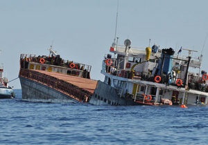 В акваторії Іллічівського порту затонула баржа