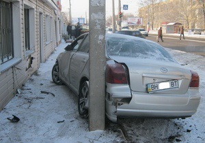 В Одесі автомобіль збив трьох людей на автобусній зупинці