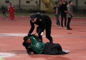 Фотогалерея: Поле смерти. Столкновения футбольных фанатов в Египте обернулись десятками жертв