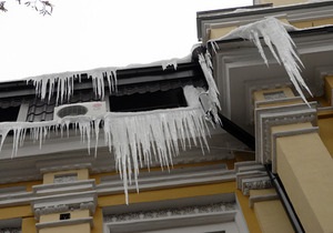 Сніг, лід і бурульки: київська влада оприлюднила телефони служб оперативного реагування
