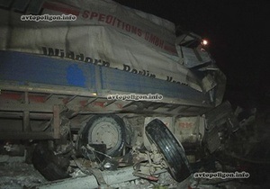 У Києві вантажівка без водія врізалася у стовп