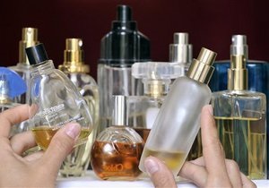 На складі під Києвом вилучили близько трьох тисяч одиниць підроблених парфумів і косметики