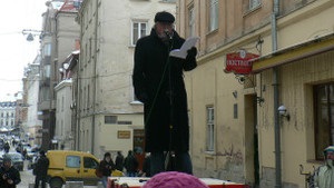 Письменника Винничука підтримали “мазохістським” флеш-мобом