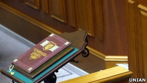 Президент знову хоче змінювати Конституцію