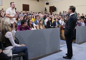 В аудиторії, де відбудеться зустріч Медведєва зі студентами, випрали штори