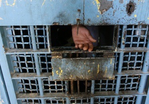 У Киргизстані понад тисяча в язнів на знак протесту зашили собі роти