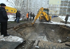 У Києві прорвало трубу: автомобіль провалився під землю, затоплений цілий район