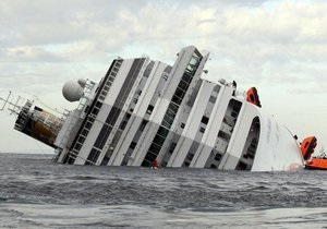 Туристи їдуть на місце аварії Costa Concordia, щоб сфотографуватися на тлі лайнера