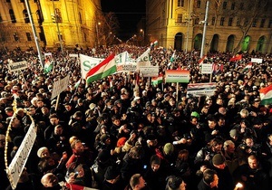 Близько ста тисяч жителів Будапешта вийшли на вулиці на підтримку уряду країни