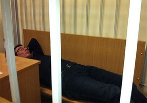 Держобвинувач: Луценко лежав на лавці, щоб його фотографували