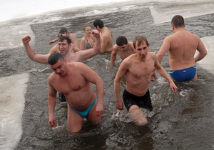 Фотогалерея: В ополонці купався? Українці відсвяткували Водохреща