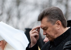 Янукович прибув до церкви і допоміг охороні відсунути огорожу