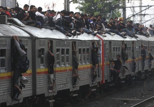 В Індонезії в боротьбі з безбілетниками повісили бетонні кулі над залізницею