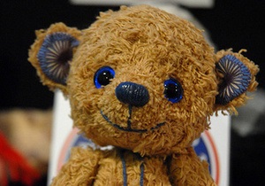 У Росії автомобільних злодіїв знайшли за допомогою іграшкового ведмедика