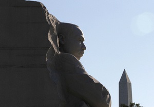 У США на пам ятнику Мартіну Лютеру Кінгу замінять напис