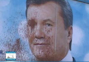 У Кіровоградській області закидали фарбою білборди з портретом Януковича