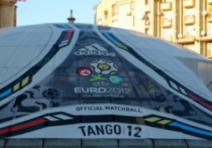 Фотогалерея: Giant Tango 12. Мяч Евро-2012 на киевском Майдане Независимости