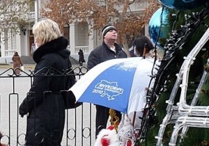 Севастопольця затримали за те, що він забрав з-під ялинки парасольку з написом Янукович - наш президент