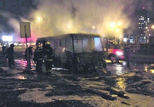 У Києві на Троєщині згорів пасажирський мікроавтобус