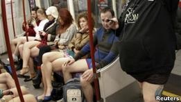 Сотні людей у всьому світі проїхалися в метро без штанів