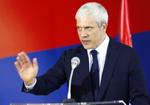 Машину президента Сербії закидали камінням на заході Косова
