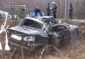 На Броварському проспекті таксі врізалося у стовп. Водій загинув