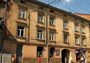 У центрі Львова внаслідок обвалу штукатурки з аварійного будинку було травмовано жінку