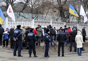 Прихильники Тимошенко з Києва прибули до Харкова. До Качанівської колонії під їхали пожежні машини