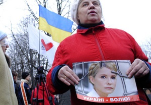 Прихильники Тимошенко встановили агітнамети біля колонії в Харкові