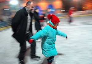 У Києві на Подолі відкрилася льодова ковзанка
