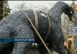 В Одесі встановили у міському парку 3-метрову ковану фігуру дракона