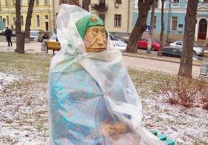 Скульптуру бабусі в київському парку закутали у плащ