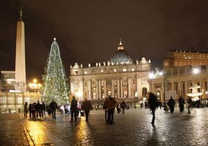 Кореспондент: Запалили у папи. Головна ялинка католицького Різдва цього року виросла в Карпатах