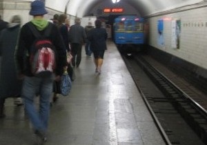 На станції метро Хрещатик жінка похилого віку впала на рейки