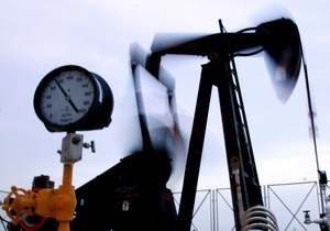 Нафта трохи дорожчає через зниження курсу долара